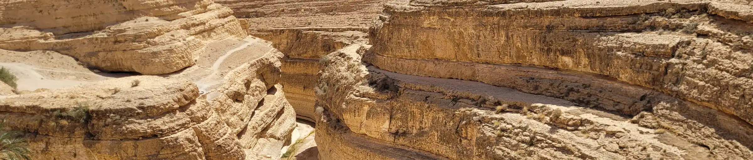 The strata of the Midès canyon and the earthen village at the cliff edge