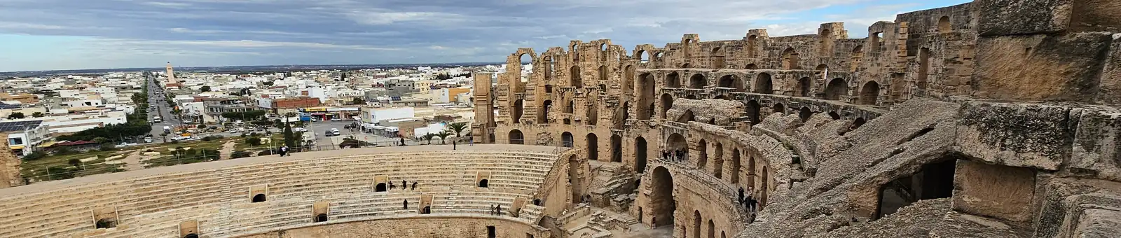 Amphithéâtre romain d’El Jem vu depuis les gradins, avec la ville autour