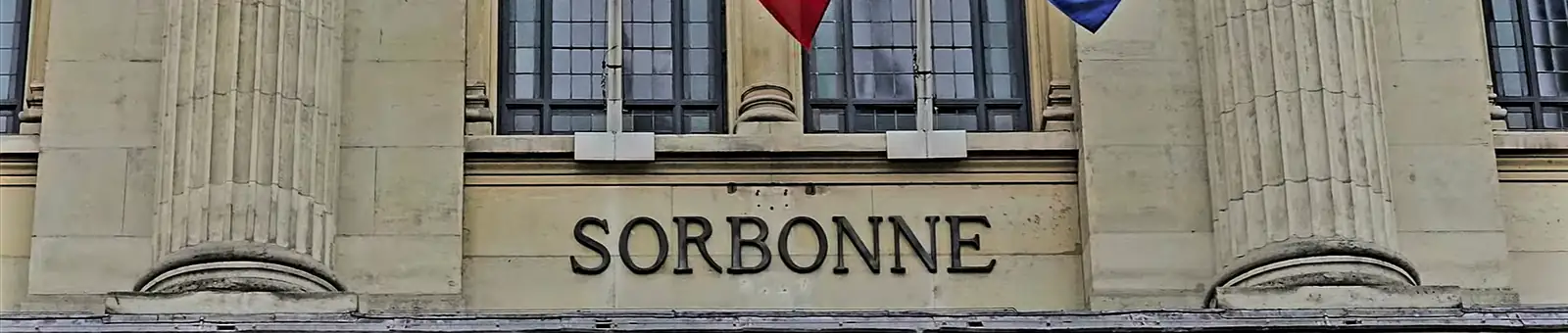 Façade de la Sorbonne à Paris, avec les drapeaux français et européen