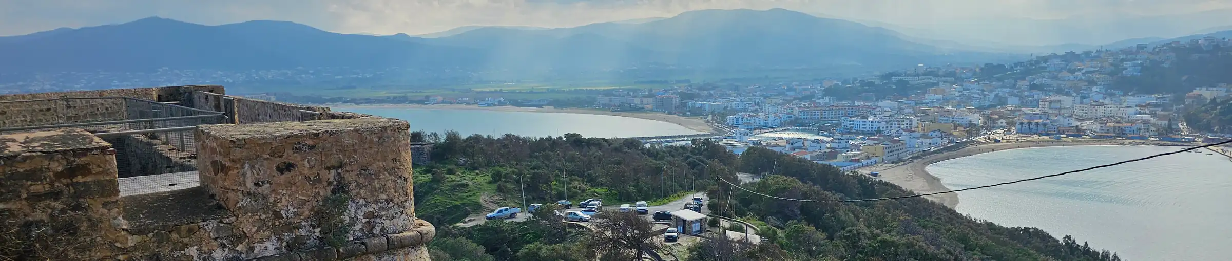 Remparts du fort génois et la baie de Tabarka, la ville et la plage au fond