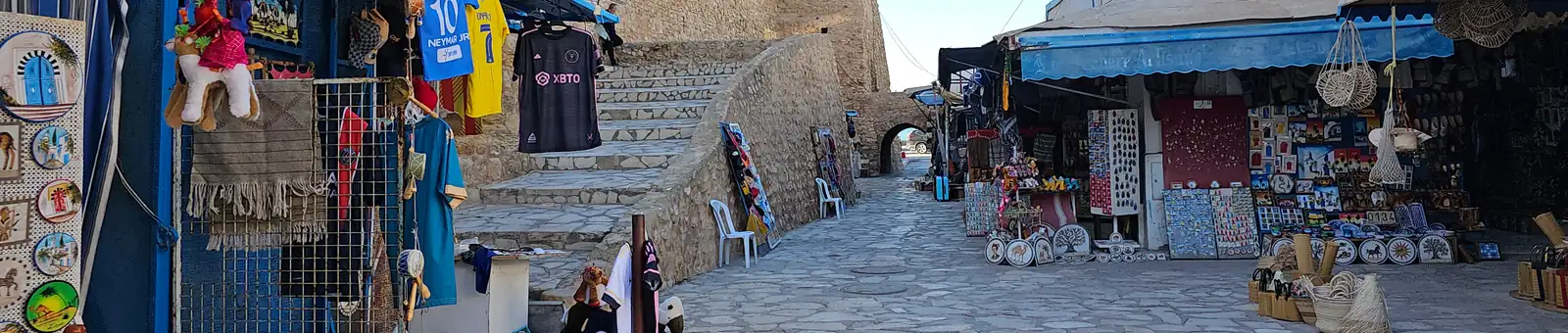 Rue de souk le long des remparts de Hammamet, poteries et étals de marchandises